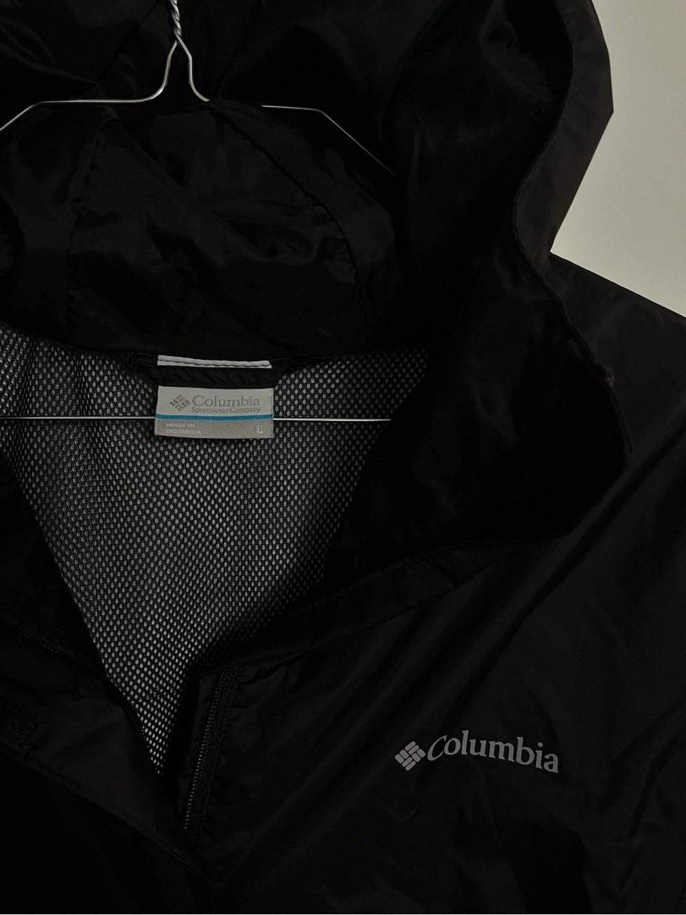 Columbia Woman’s OMNI-TECH Black Rain Lightweight Zipup Jacket with Hood